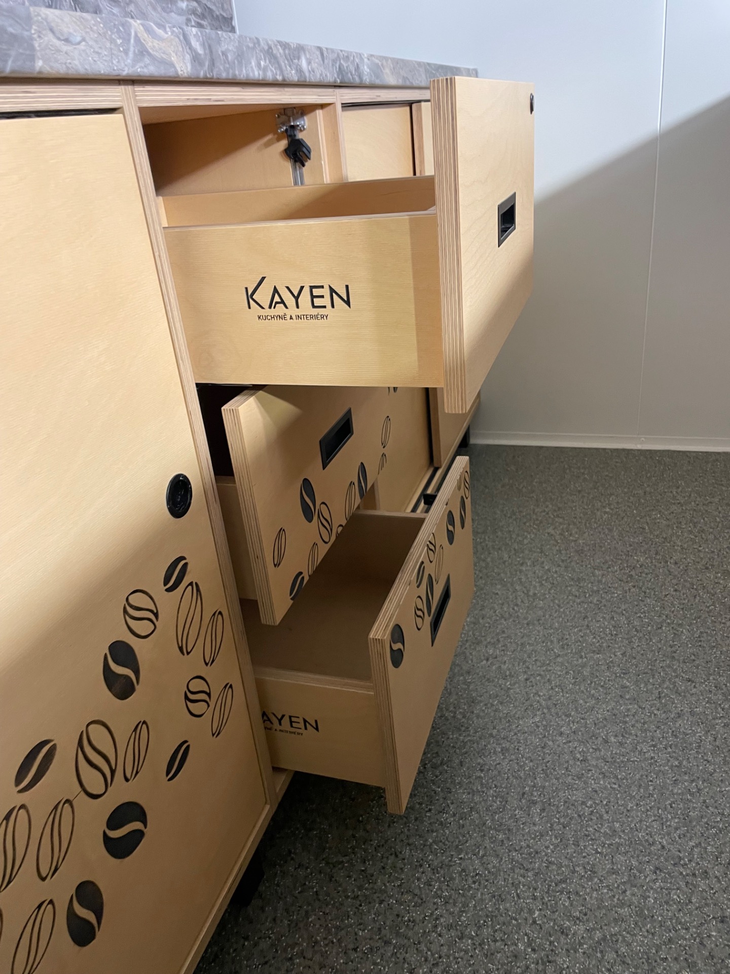 Pojízdná kavárna s překližkovými korpusy